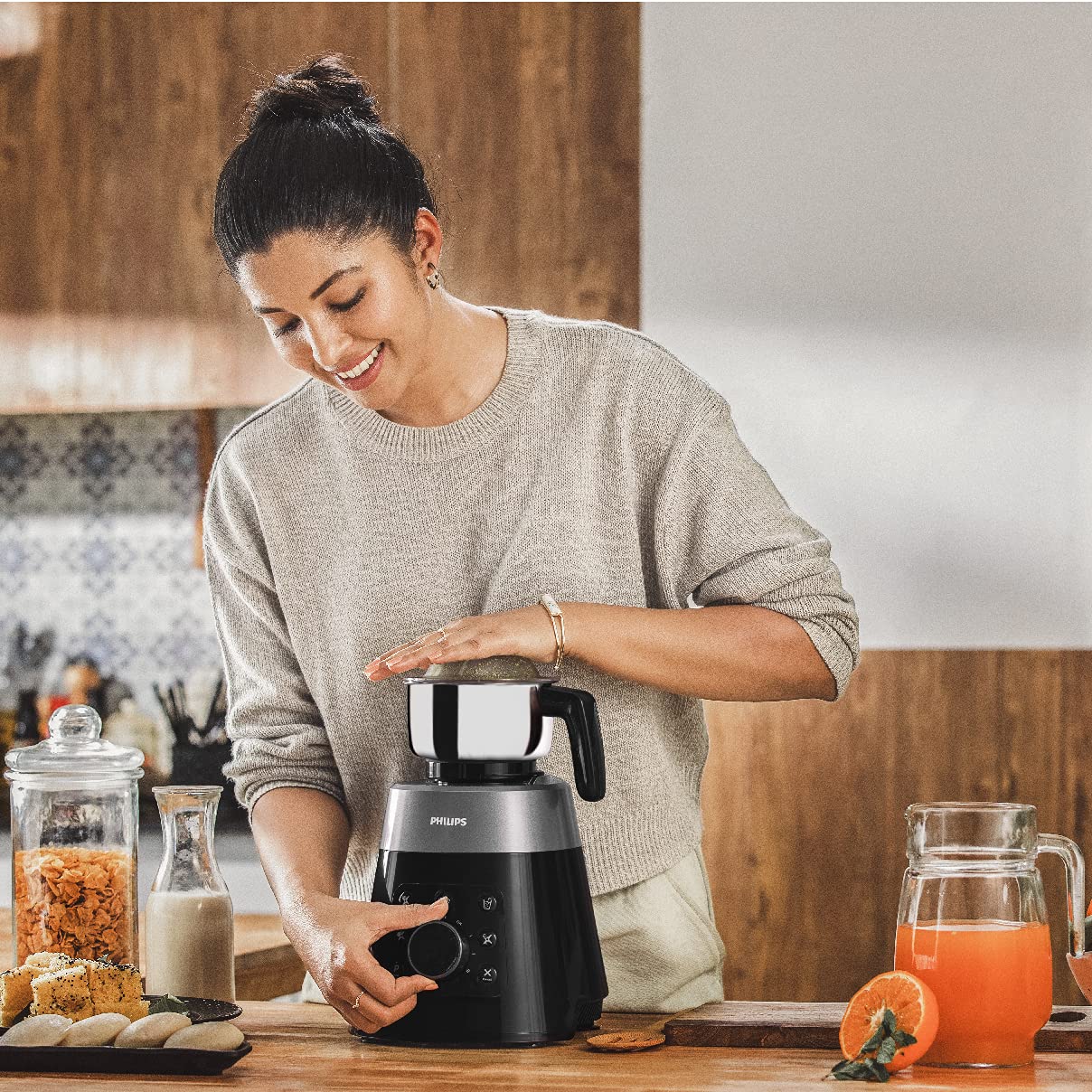 PHILIPS HL7777/00 Mixer Grinder, 750W, 4 Jars, Smart One-Touch Mode, 50%* Reduction in sound power, Digital Interface, Intelli-speed Technology for Pre-Set cooking, Soft Sound Technology, Metallic Silver and Bold Black, Large