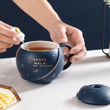 NYRWANA Coffee Mug, Rakhi Gift for Brother, Gift for Men Special Unique, Mugs for Present, Ceramic Mug, Cute Mugs, Astronaut Planet Coffee Mug with 3D Creative Space, Lid & Spoon (400ml-Dark Blue) 