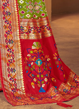 AKHILAM Women's Soft Patola Silk Ikat Print Golden Zari Border Saree With Unstitched Blouse Piece (Green_SMNGLM1002_SS) 