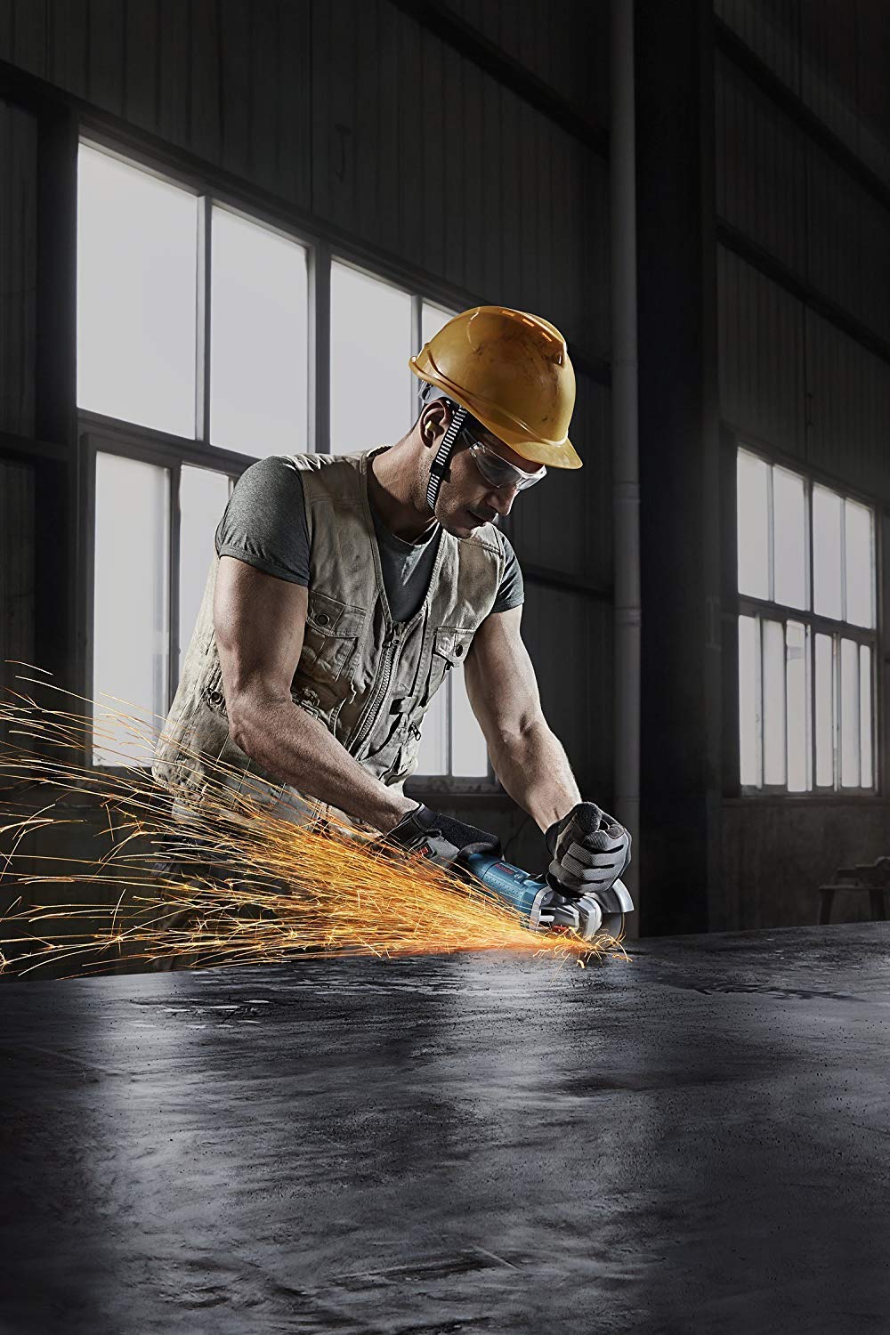 Bosch GWS 900-125 S Heavy Duty Electric Angle Grinder, 900W, M14, 11,000 rpm, Variable Speed, Lockable Switch, Restart Protection, 1.9 kg +4 Bosch Accessories, 1 Year Warranty 