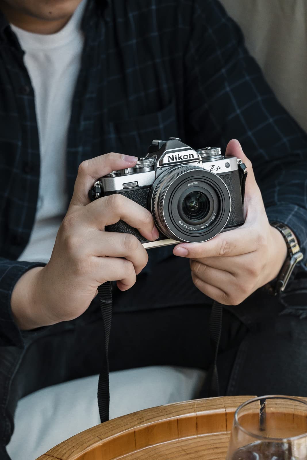 Nikon Mirrorless Z fc 20.9 MP Body with NIKKOR Z 28mm f/2.8 [SE] Lens with Additional Battery, Camera Bag & 64 GB SD Card, Small Rig L-Shape Grip, Optical Zoom, Black 