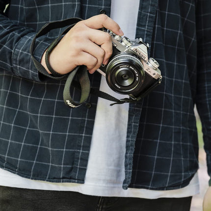 Nikon Mirrorless Z fc 20.9 MP Body with NIKKOR Z 28mm f/2.8 [SE] Lens with Additional Battery, Camera Bag & 64 GB SD Card, Small Rig L-Shape Grip, Optical Zoom, Black 