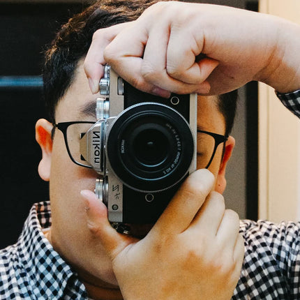 Nikon Mirrorless Z fc 20.9 MP Body with NIKKOR Z 28mm f/2.8 [SE] Lens with Additional Battery, Camera Bag & 64 GB SD Card, Small Rig L-Shape Grip, Optical Zoom, Black 