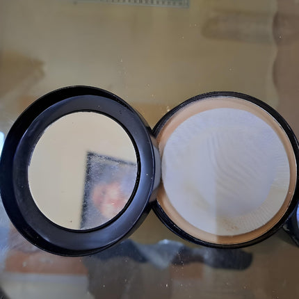 huda Heauty Cake Matte 2 in 1 Compact Powder (set OF 1) 