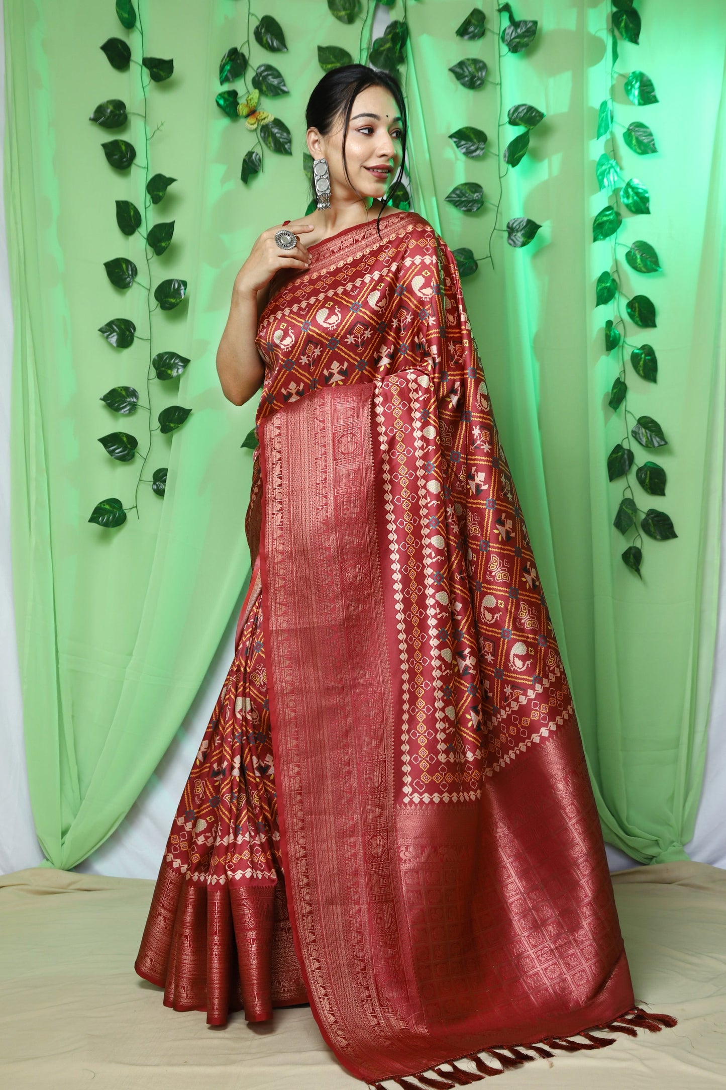 Gala Ikat Patola Printed Woven Saree Maroon Saris & Lehengas