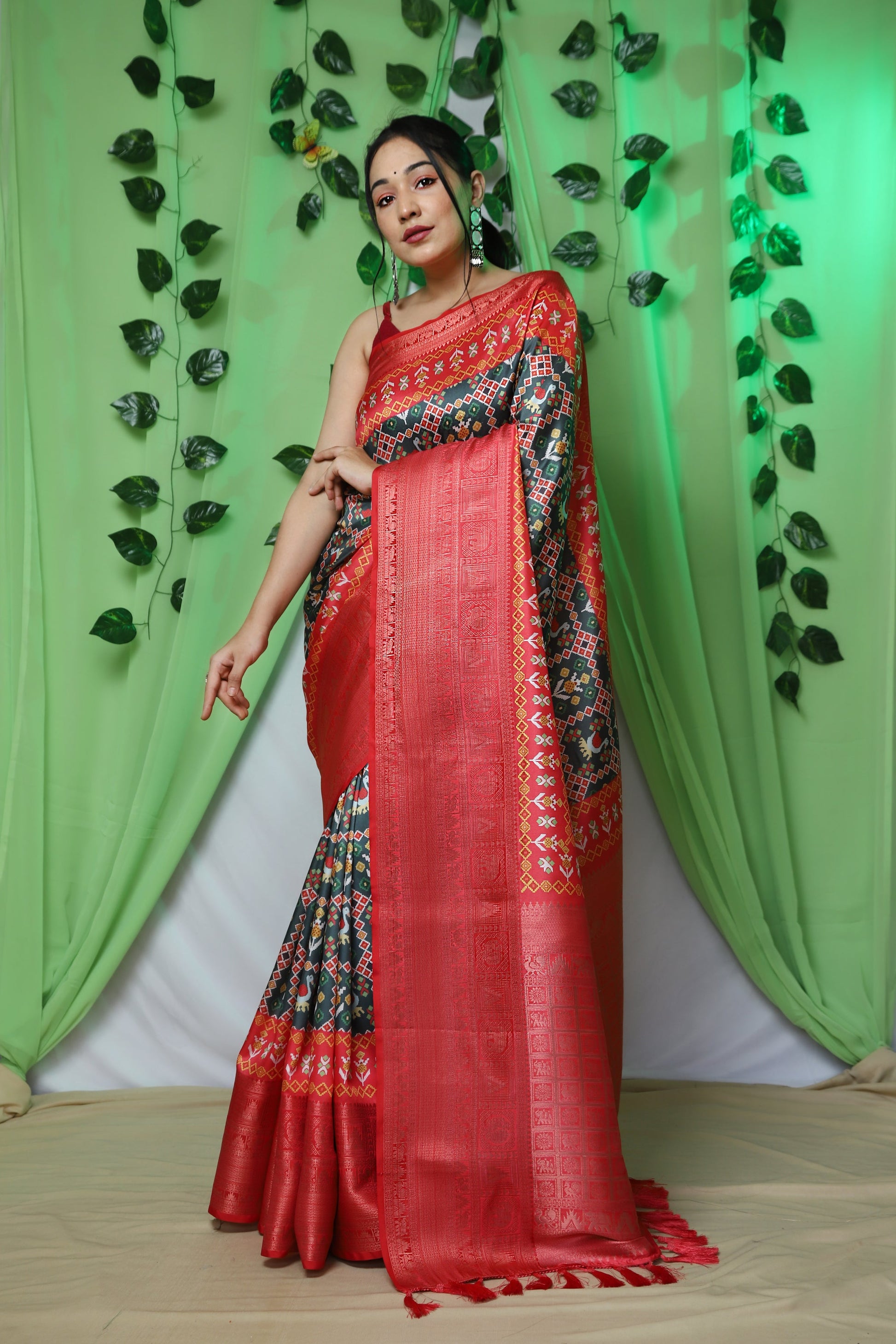 Gala Ikat Patola Printed Woven Saree Green Saris & Lehengas