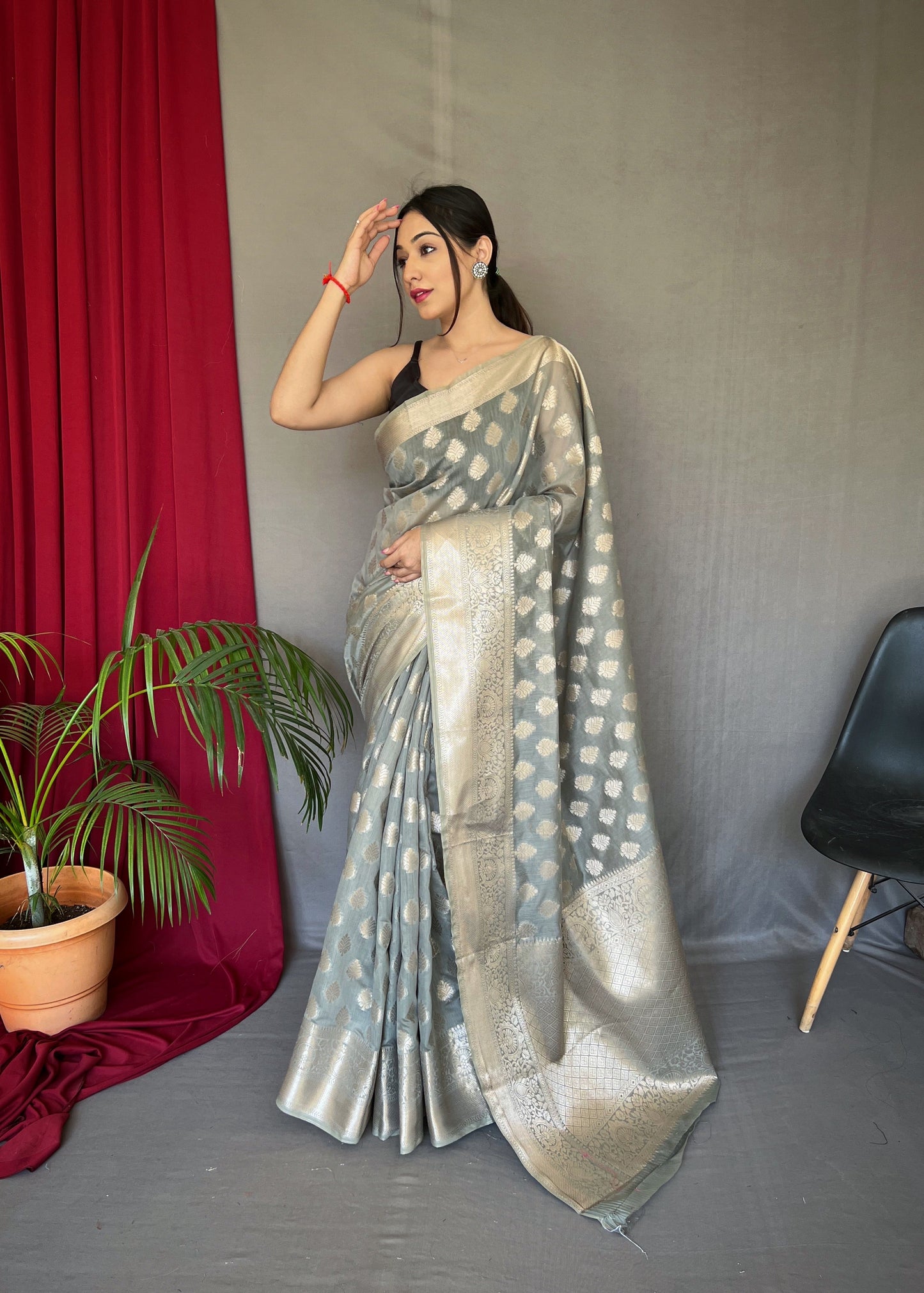 Grey Man Mohini Cotton Muslin Woven Saree Saris & Lehengas